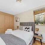 2 Bedroom Riverside Apartment Short Term Rental & Flexible Renting Canary Wharf!