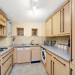 2 Bedroom Riverside Apartment Short Term Rental & Flexible Renting Canary Wharf!