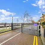 2 Bedroom Riverside Apartment Short Term Rental & Flexible Renting Canary Wharf!