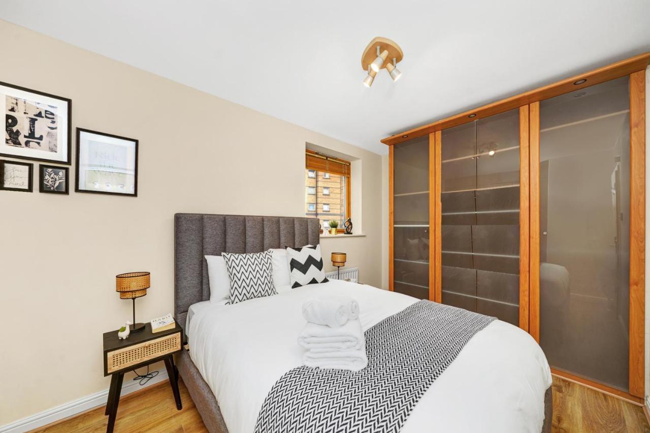 2 Bedroom Riverside Short Term & Flexible Renting Canary Wharf! *