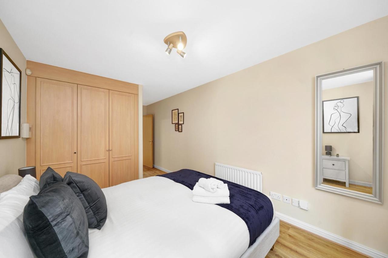 2 Bedroom Riverside Short Term & Flexible Renting Canary Wharf! *