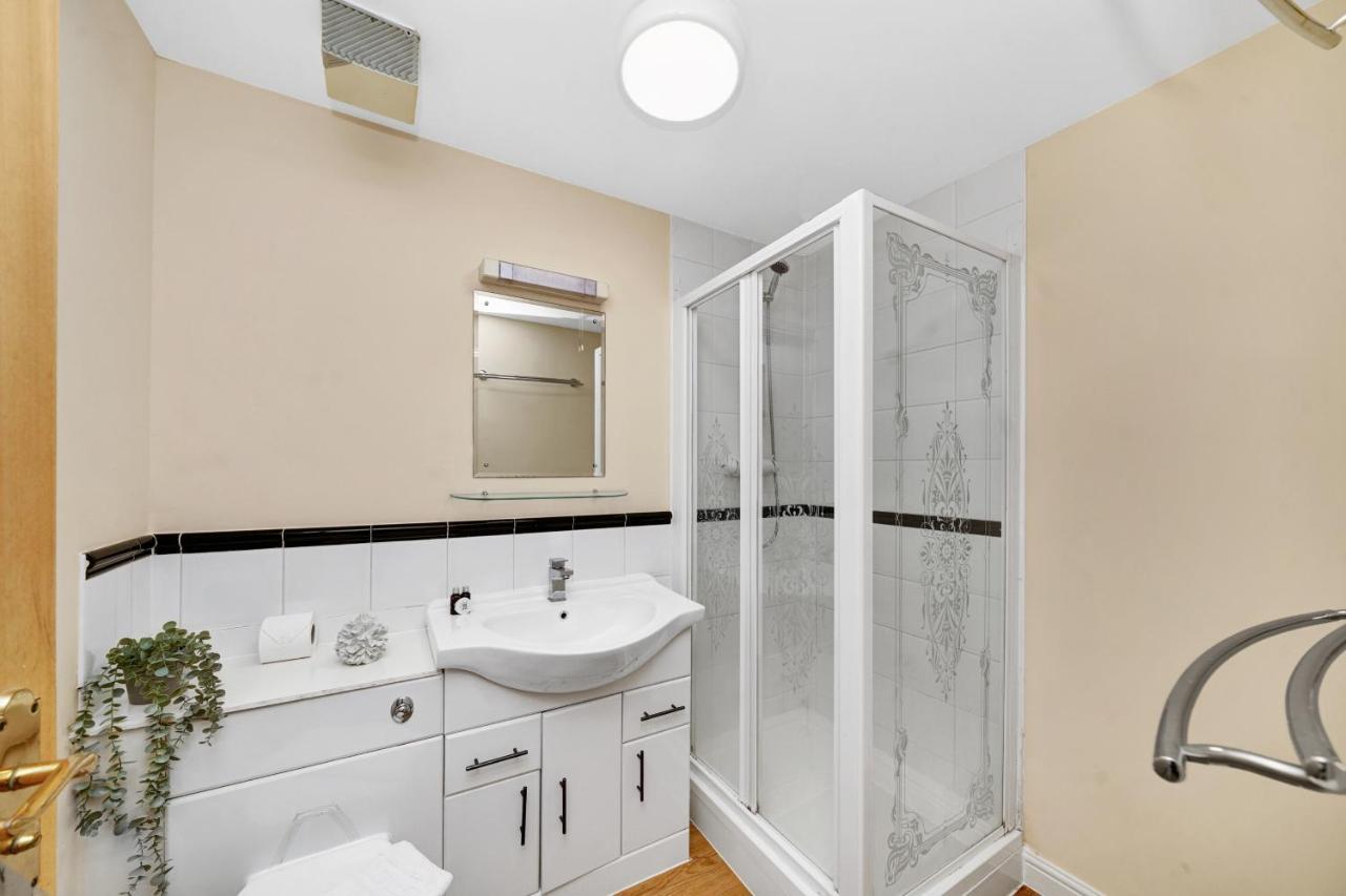 2 Bedroom Riverside Short Term & Flexible Renting Canary Wharf! Appartamento *