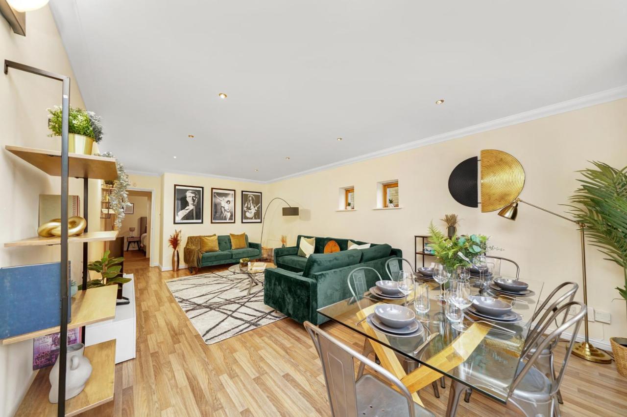 2 Bedroom Riverside Short Term & Flexible Renting Canary Wharf!